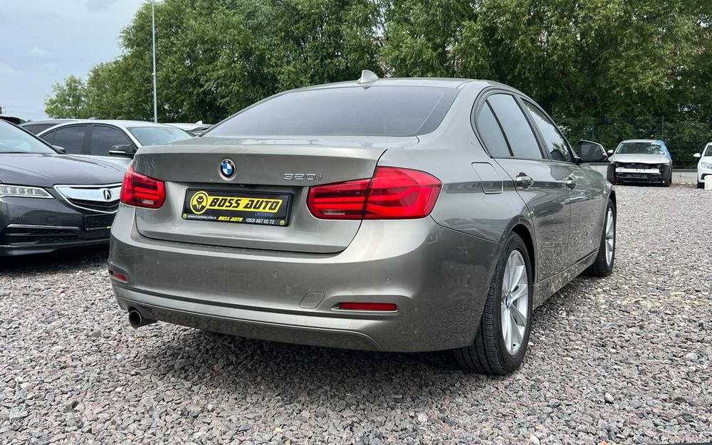 BMW 320 I 2017 року