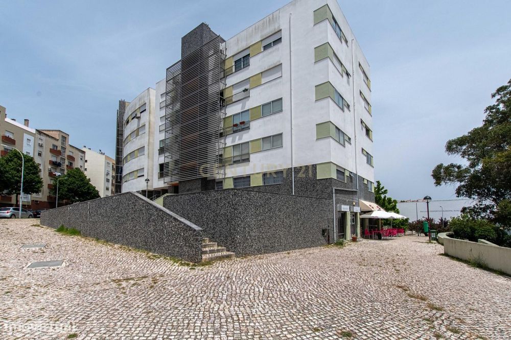 Espaço Comercial Renovado em Alfragide | 32 m² | Excelente Localização