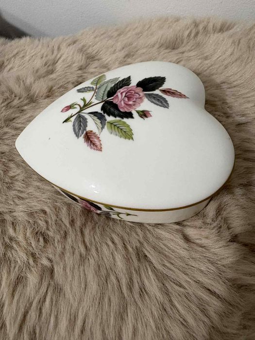 Porcelanowa szkatułka wedgwood