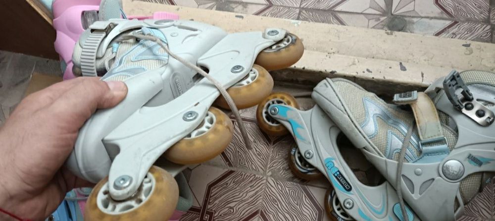 Продам две пары роликиков !