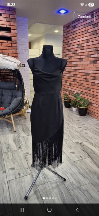 Elegancka satynowa sukienka midi z frędzlami