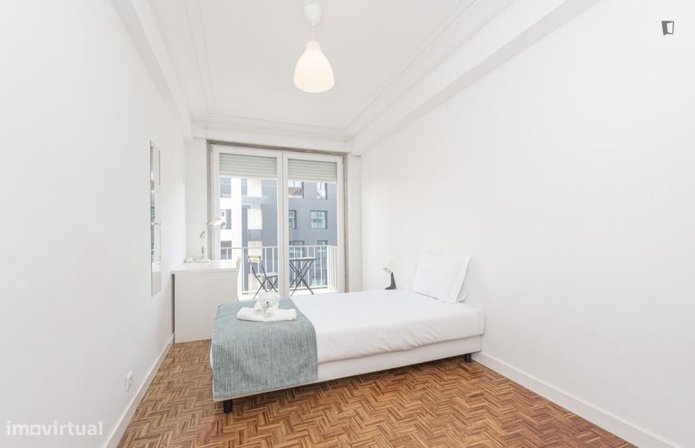Quarto - localizado em Campolide Lisbon