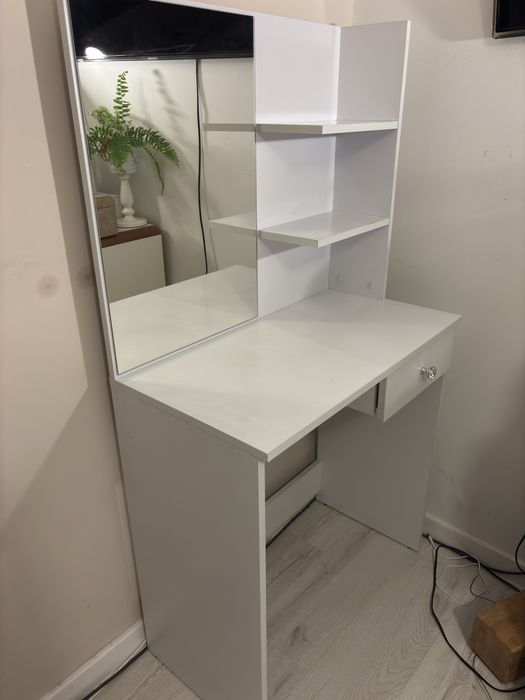 Biała toaletka z lustrem