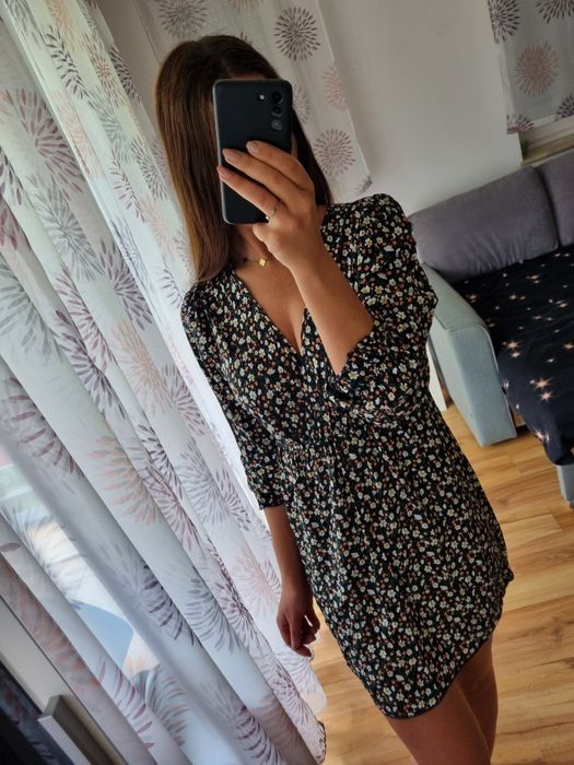 Krótka sukienka w kwiatki z dekoltem r. S/M