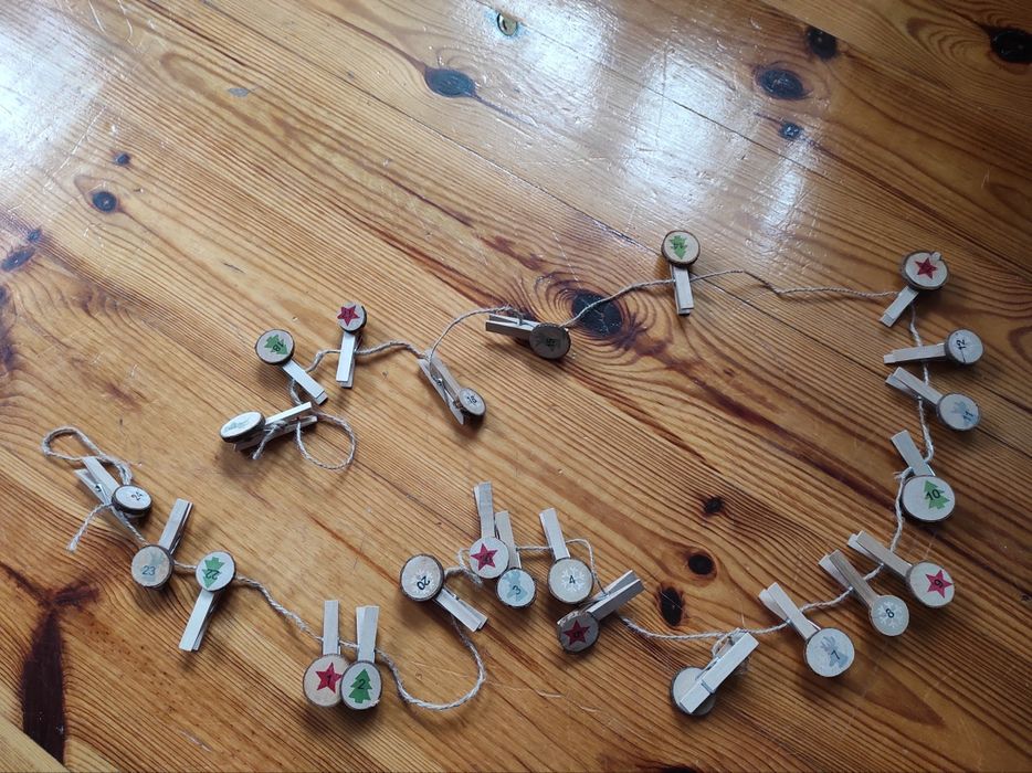 Kalendarz adwentowy spinacze