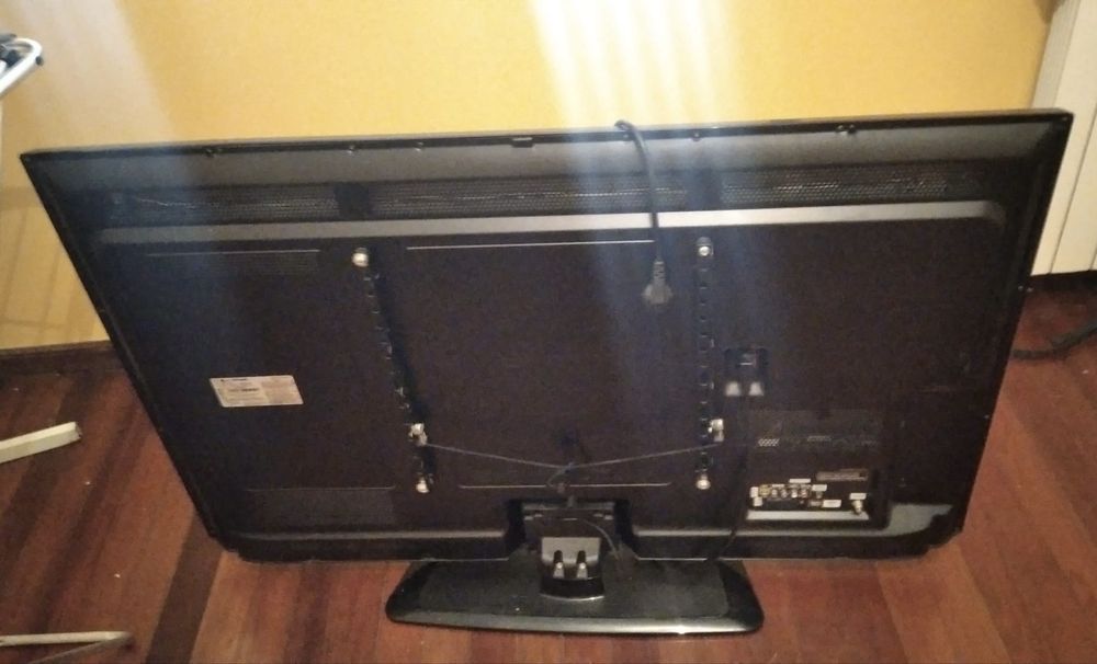 Televisao LG o suporte de baixo  sai