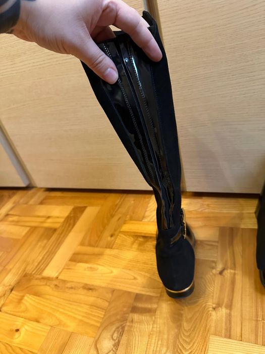 Czarne Kozaki Venezia ze złotą klamrą