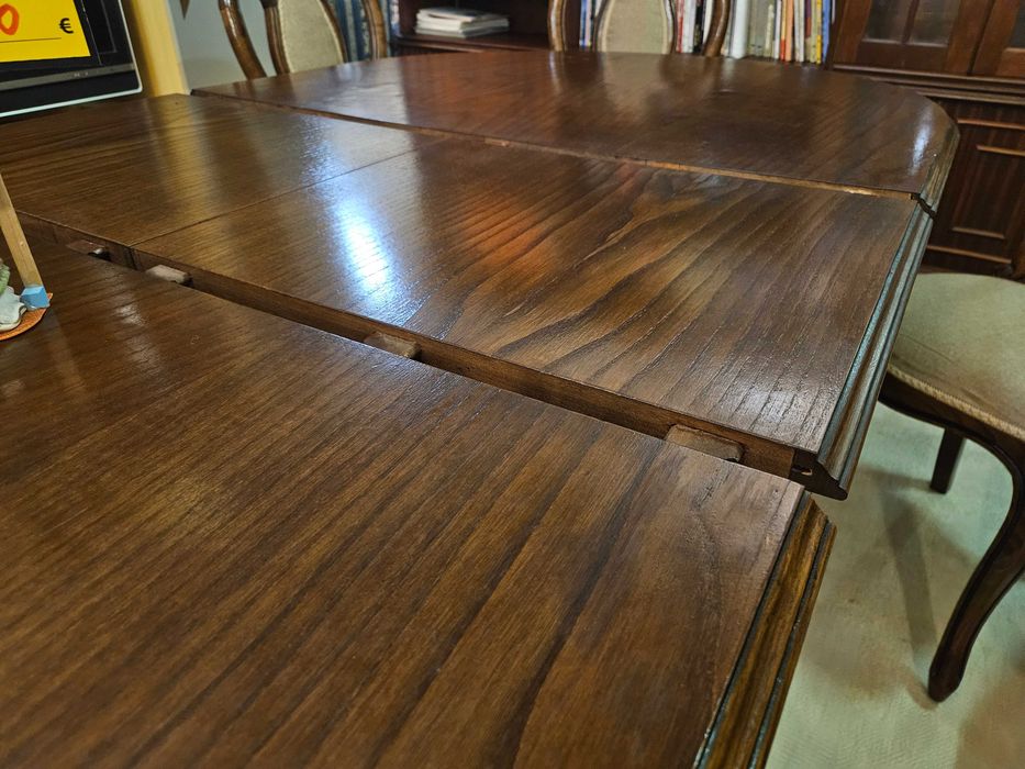 Mesa de sala - extensível - Bom estado geral - Só a mesa as cadeiras são à parte