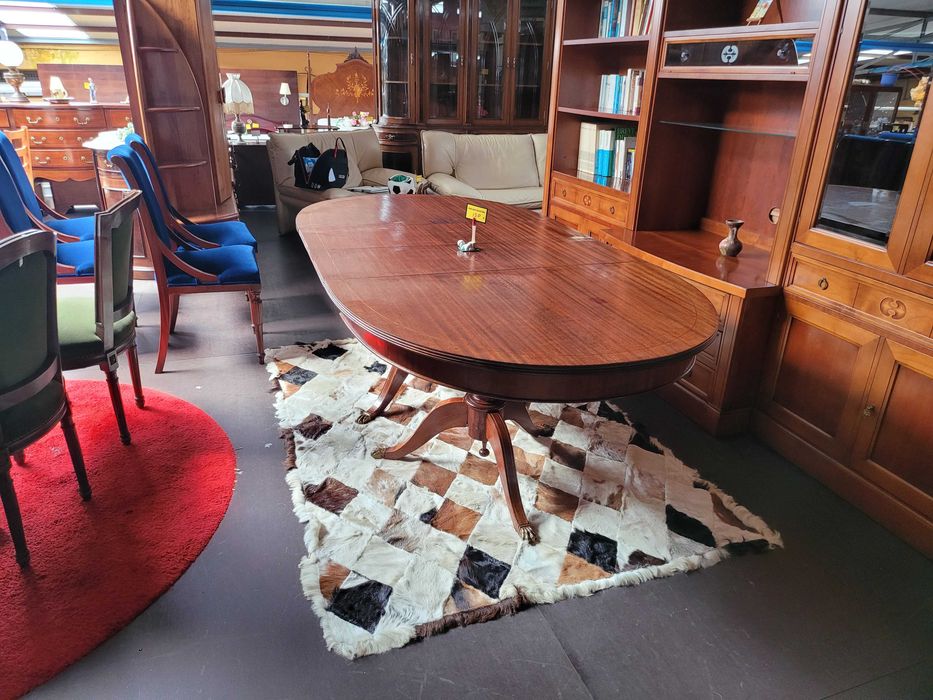 Mesa de sala em madeira - extensível - O tampo apresenta marcas de us