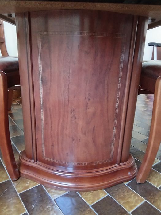 Mesa de sala e cadeiras em mogno