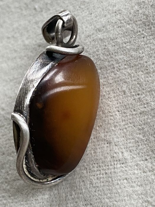 Srebrny wisior z bursztynem