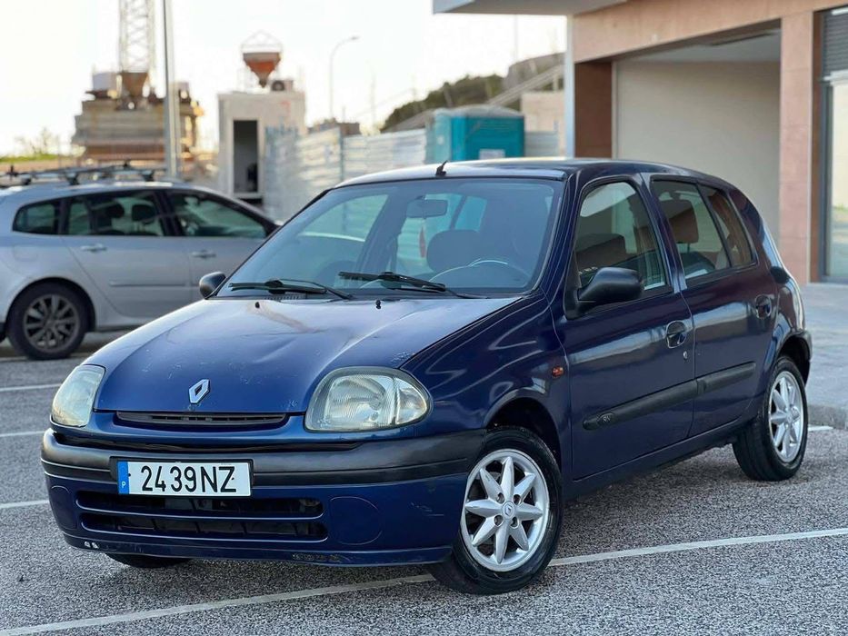 Uma viatura Clio