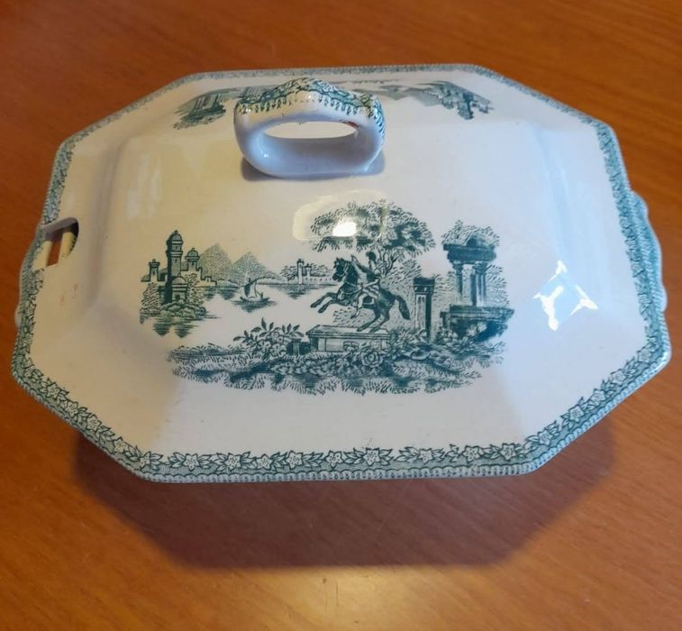 Loiça de Sacavém em bom estado - serviço incompleto