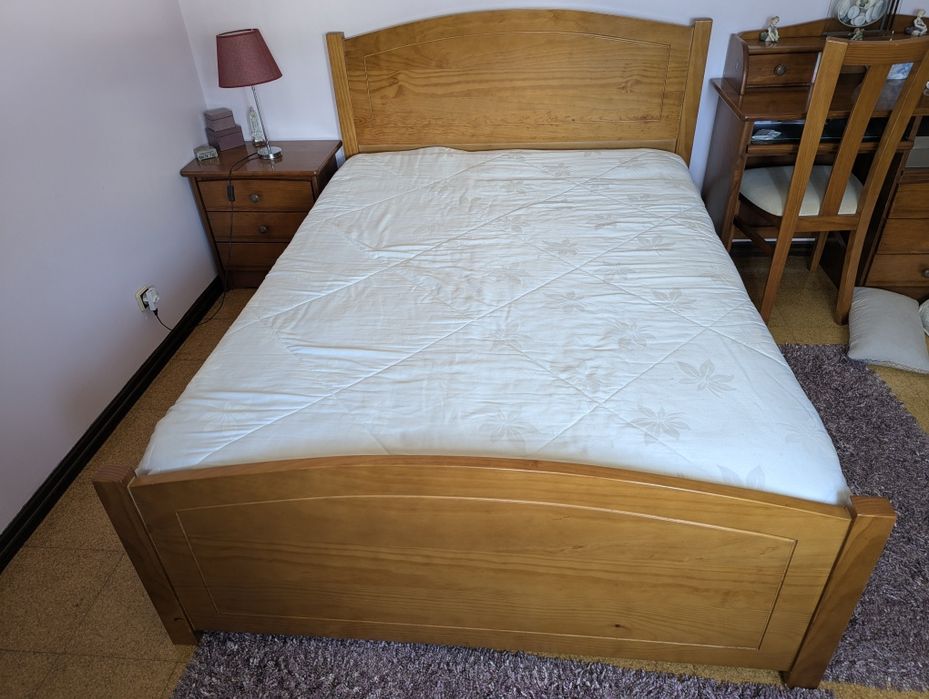 Cama de Casal em Madeira 190x140 cm + Estrado + Colchão