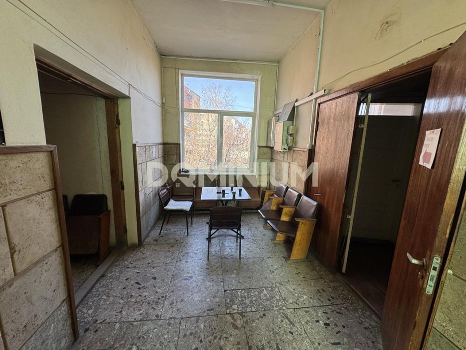 Магазин + офіси + склад, 520 м², прохідне місце,м.Виноградів