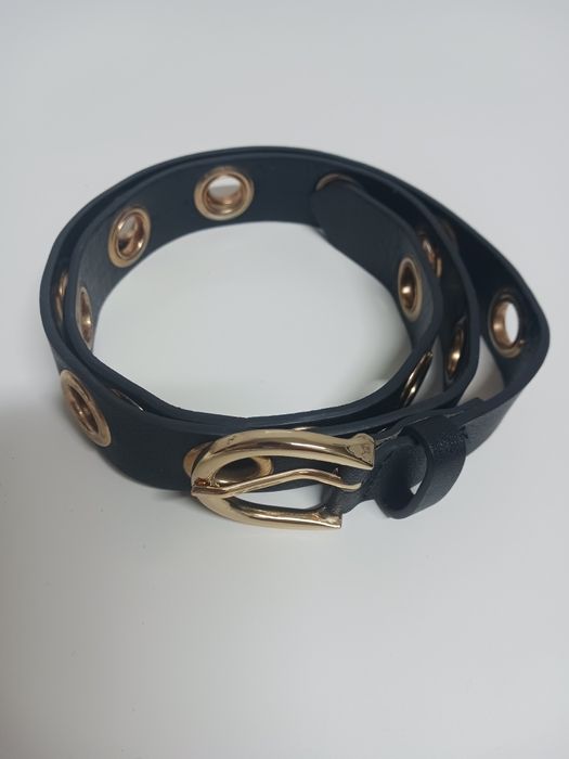 Cinto preto com argolas douradas