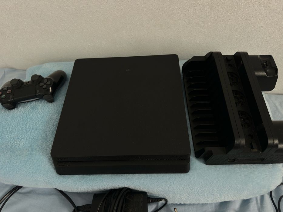 Volante+pedaleiras da logitech+ ps4 com jogos+base de carregamento e uma consola.