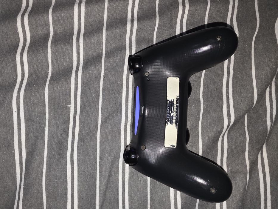 PS4 Pro em bom estado com 2 comandos e jogo