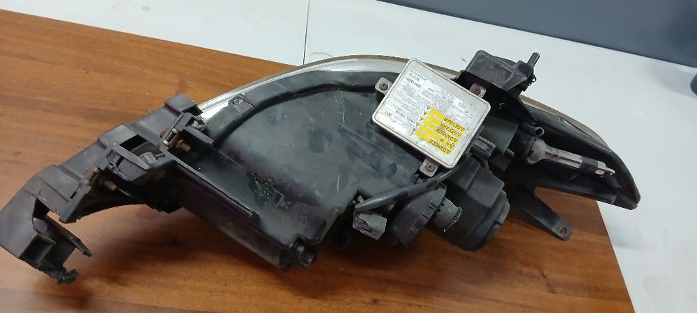 Sprzedam lampy przednie Mazda 5 2005 xenon
