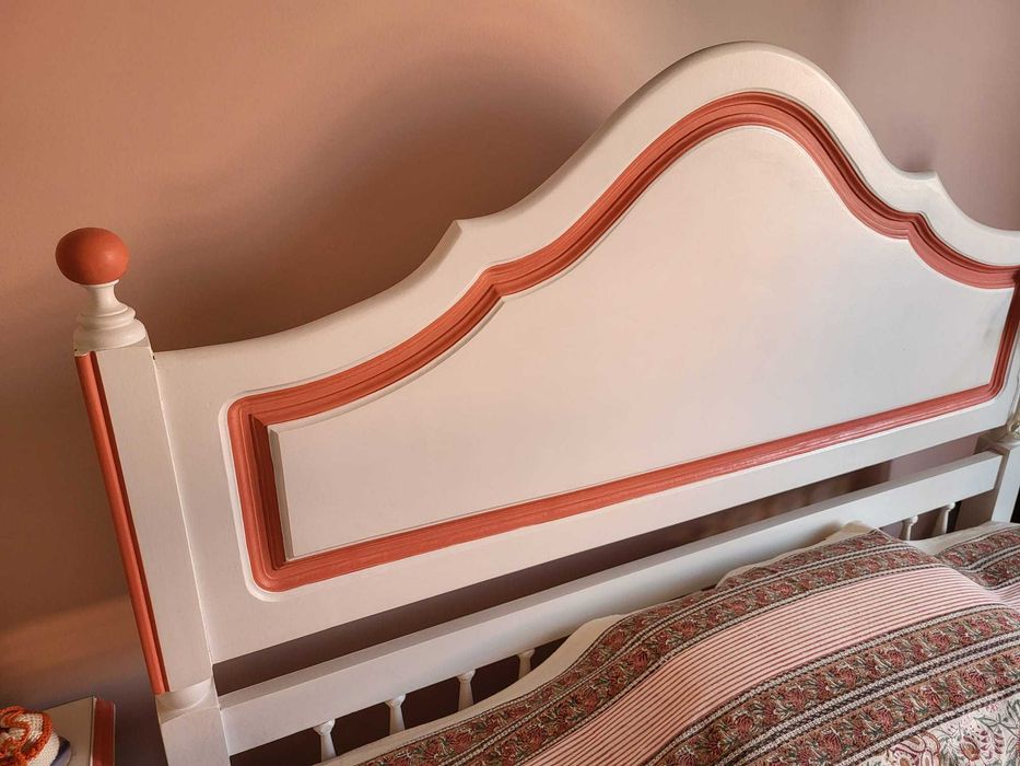 Cama corpo e meio branco com mesa de cabeceira, cor de rosa