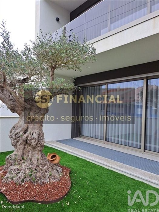 Moradia geminada T4 em Esmoriz de 400 m2