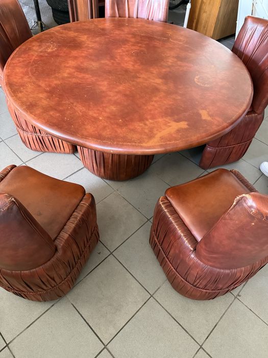 Mesa redonda com cadeiras