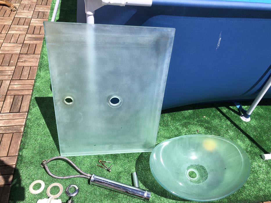 Lavatório suspenso em vidro