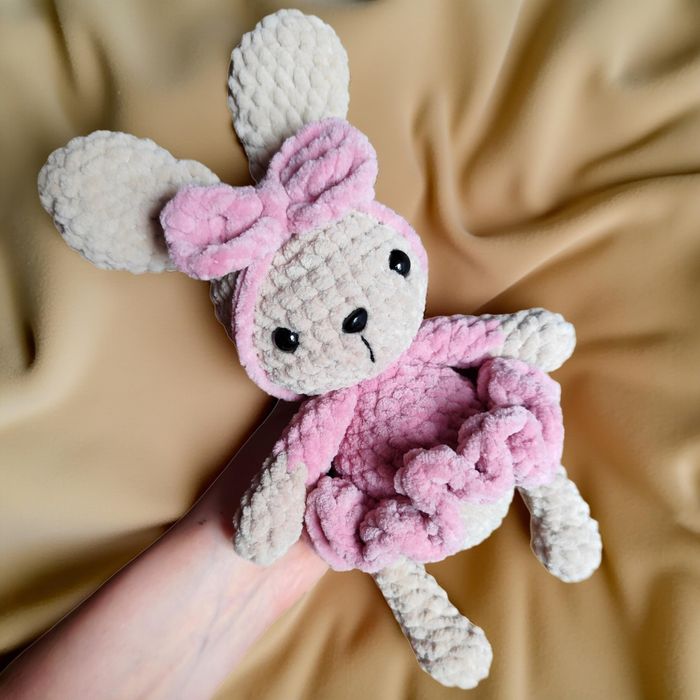 В'язана іграшка Плюшевий зайчик в сукні