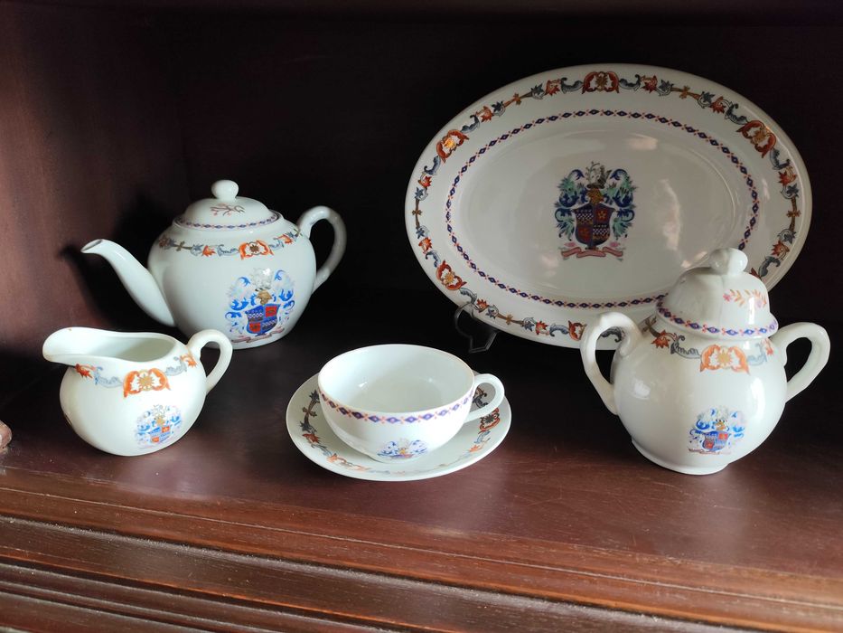 Conjunto de chá em porcelana armoriada - Venda ou troca