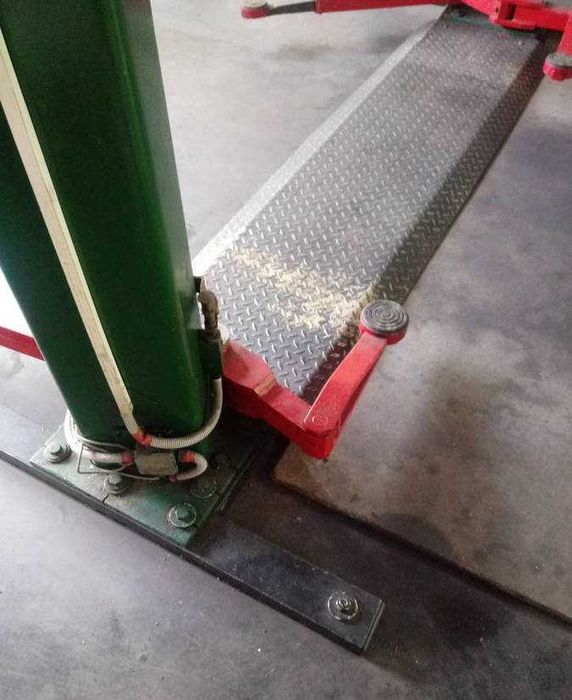 Podnośnik dwukolumnowy śrubowy