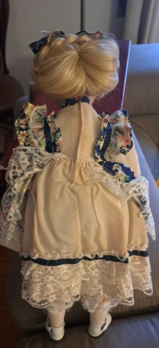 Boneca porcelana antiga nova