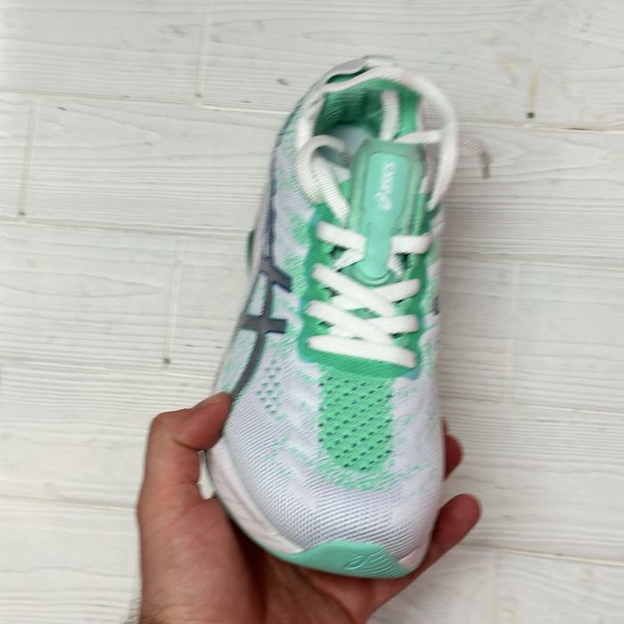 Жіночі кросівки asics