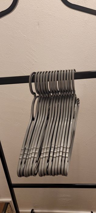 Wieszaki szare tworzywo