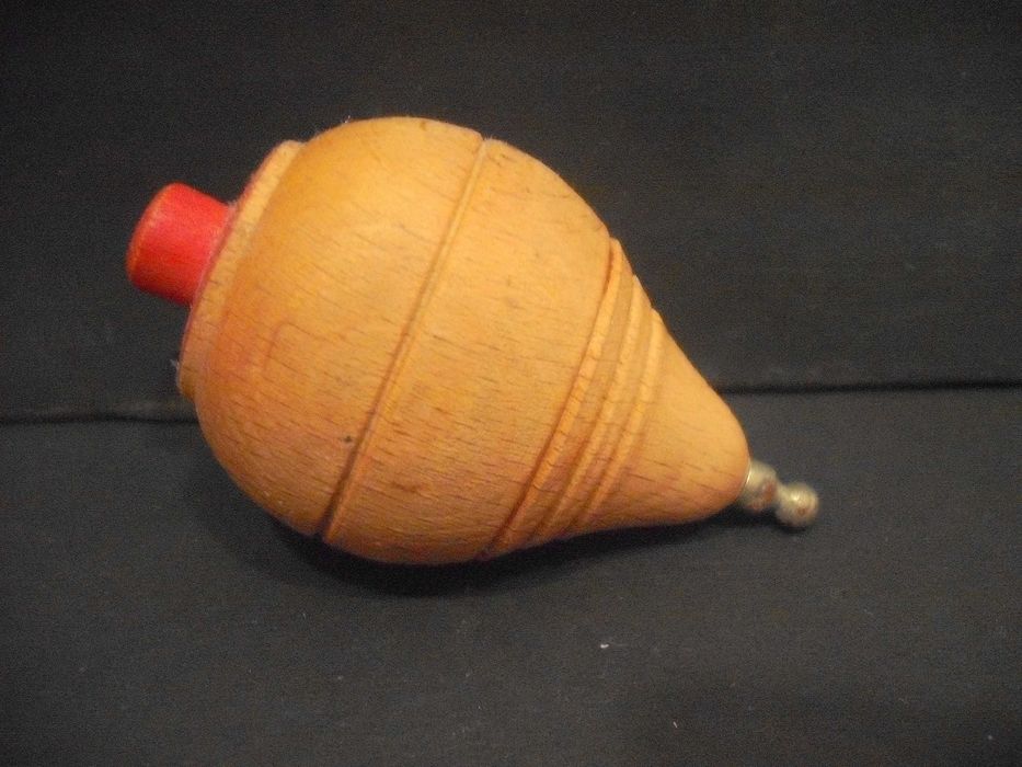 Pião antigo em madeira - brincado - anos 50/60