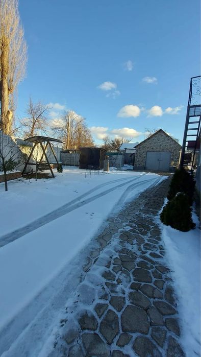 Продам 1/2 частину будинку з гаражем