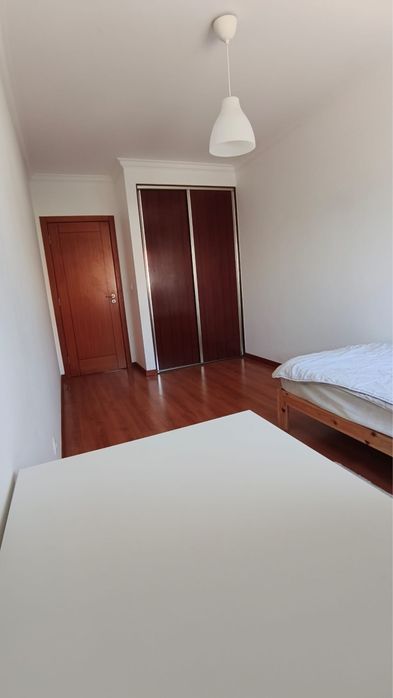 Quarto de solteiro para arrendar