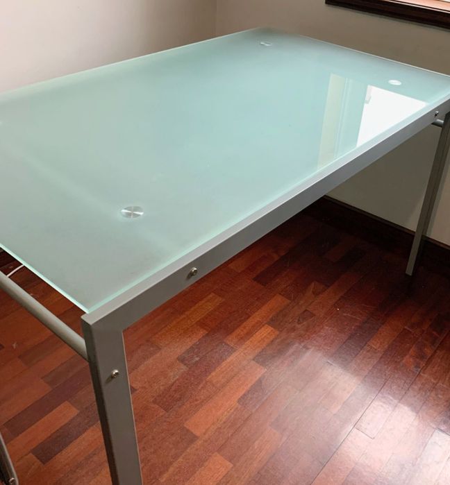 Mesa em vidro temperado e pernas inox