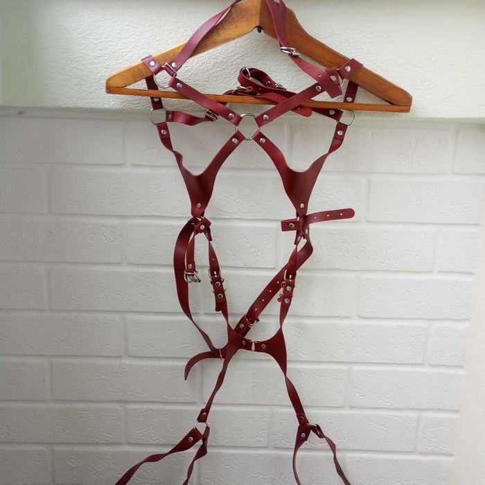 Женская эротическая портупея б/у . (кожа/кожзам).