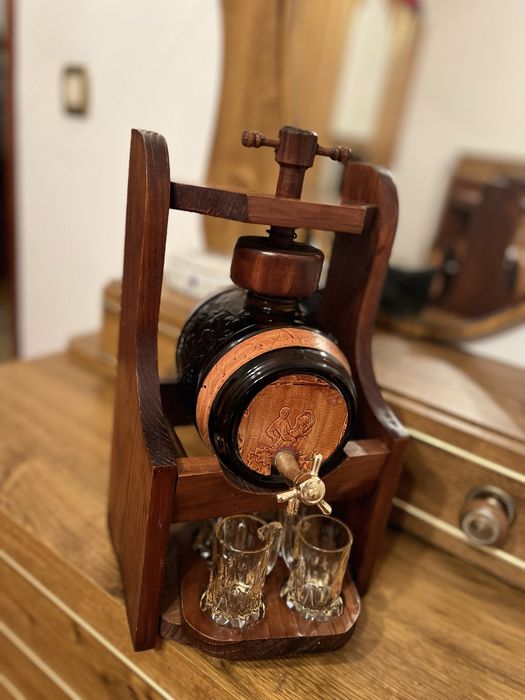 Vendo barril em vidro com 4 copos e suporte em madeida