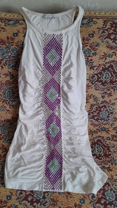 Красивая белая майка с блестящим узором. Италия