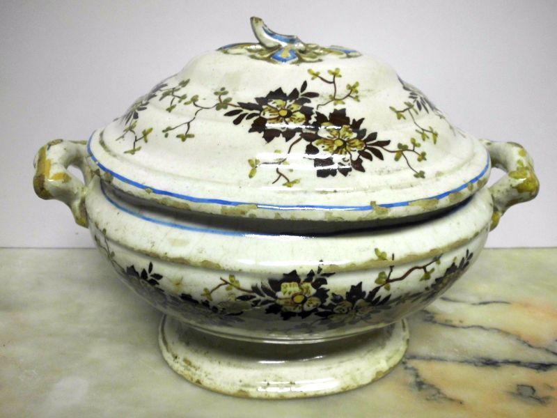 pequena antiga terrina em faiança portuguesa - flores castanhas