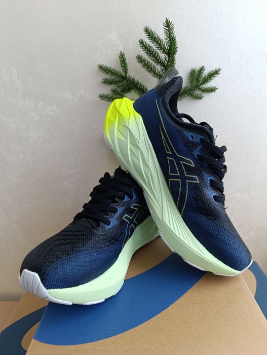 Кросівки жіночі Asics розмір 37(23 см) .