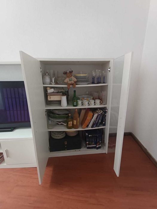 Conjunto: Armário de sala com arrumação. e aparador