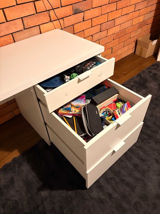 Białe biurko z szufladami – solidne, pojemne