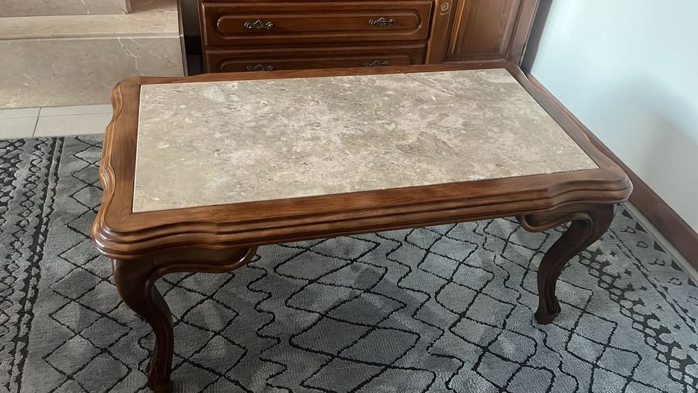 Mesa de madeira com tampo de mármore