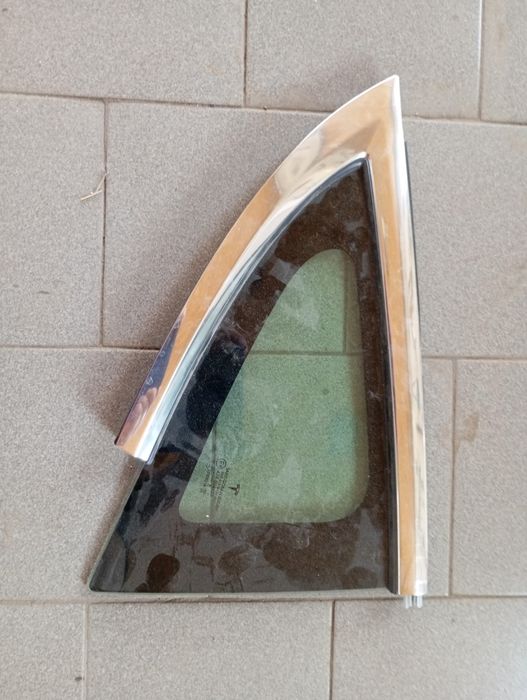 Стекло заднего правого крыла тесла модель 3