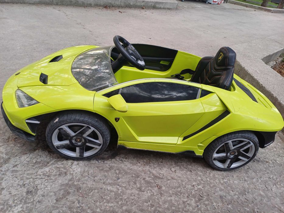 Дитячий електромобіль