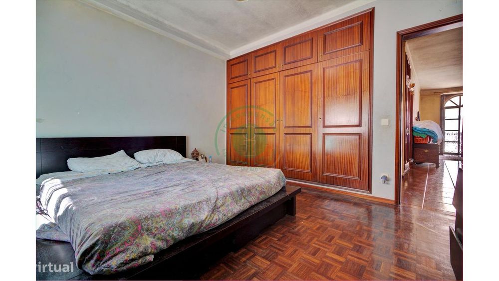 Moradia com 2 Pisos e Garagem