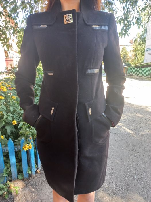 Чорне приталине пальто