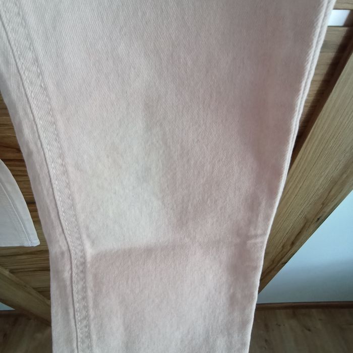 Pudrowe różowe jeansy z wysokim stanem sinsay